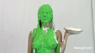 2024-12-17-messygirl-970-the_pie_holding_challenge_2