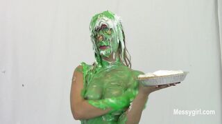 2024-12-17-messygirl-970-the_pie_holding_challenge_2