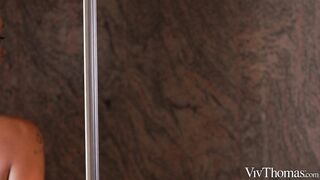 viv-thomas-2025-02-25-bee-my-love-720