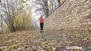 video-squatting-in-the-leaves_1080P