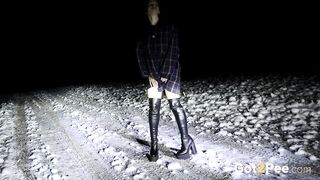 video-standing-in-snow_1080P