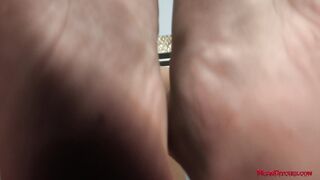 2025-06-18-meanworld-emma-rosie-in-your-face-3