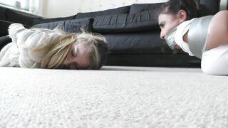 borderlandbound-3182-danni-sarah-in