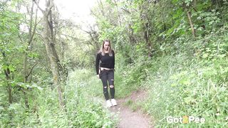 video-weeing-in-the-woods_1080P