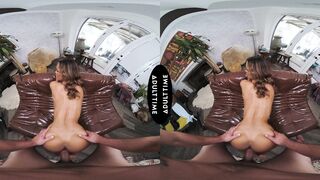 2025-05-29-adulttime-258903-up-close-vr-with-kylie-le-beau_960