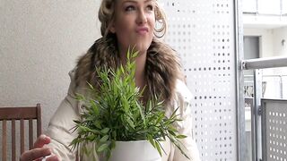 2016-01-25-10040671-vibrating-blonde_720