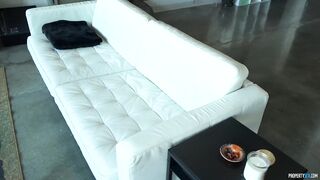 2018-01-12-4354265-nude-couch-surfing_720