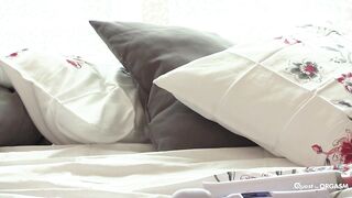2016-04-10-10041761-czech-teen-to-chases-orgasm-with-vibrators_720