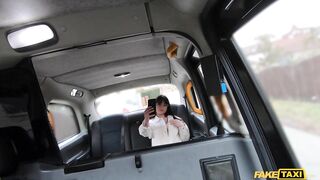 2022-08-18-7940231-glasses-babe-takes-pics-of-her-tits_720