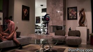 2011-12-02-pornpros-cheating-blonde-caught-on-tape_950