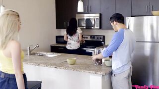 2018-09-17-61470-family-breakfast-s4e5_960