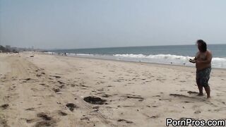 2011-09-19-27297-addison-plays-with-ron-s-beach-balls_950