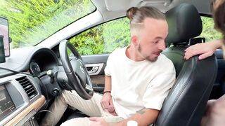 2025-01-01-cat-in-mini-spices-up-her-car-trip_720