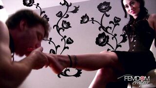 2022-12-28-chastity4footslave_720