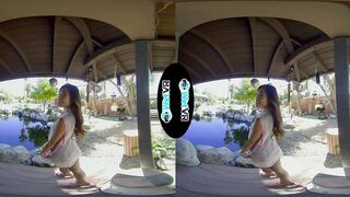 2019-10-25-29764-into-her-garden_720