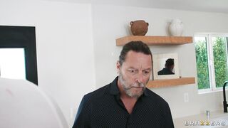 2025-08-20-11318491-look-at-me-when-i-use-you_720