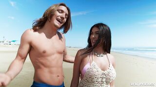 2025-05-19-11126221-surfer-dude-bags-bodacious-babe_720