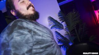 2025-08-28-11274941-hookah-bar-hookup_720