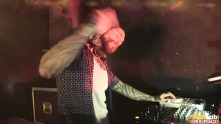 2017-11-25-4093831-fake-dj_720