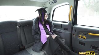 2021-10-06-4480701-university-graduate-strips-off-her-robes_720
