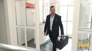 2018-11-03-4353569-the-hit-job_720