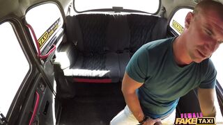 2018-11-09-4353564-passenger-obsessed-by-drivers-tits_720