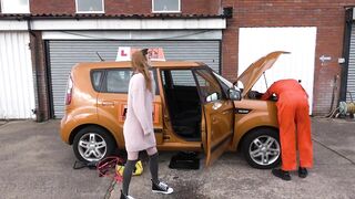 2019-02-25-4352765-mechanic-gets-hands-on-with-learner_720