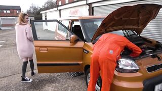 2019-02-25-4352765-mechanic-gets-hands-on-with-learner_720