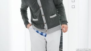 2020-12-07-4420732-roommate-romp_720