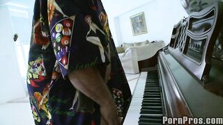 2010-10-11-416-geezer-plows-adorable-blonde_950