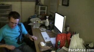 2010-08-18-16979-ex-gives-pity-fuck_950