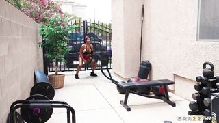 2025-06-18-11175251-tits-swaying-in-the-wind_720