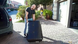 2025-06-16-11174731-yhivi-offers-up-her-pussy_720