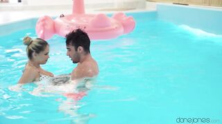 2023-01-12-8385851-poolside-passion-for-blonde-beauty_720