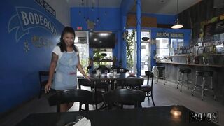 2022-11-17-8240651-the-cafe-waitress-gets-creampied_720