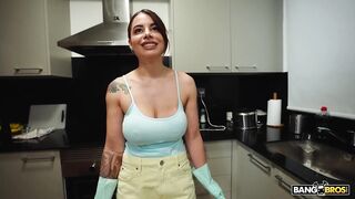 2025-08-21-11317211-maid-has-big-boobs_720