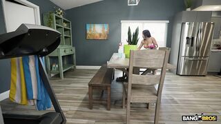 2025-02-06-10634781-my-maid-has-a-nice-ass_720