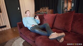 2025-05-14-11124601-the-vocal-voyeur_720