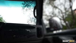 2024-03-20-9859261-essies-ass-makes-it-snow-on-the-bus_720