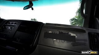 2024-02-14-9819481-lost-in-a-mazee_720