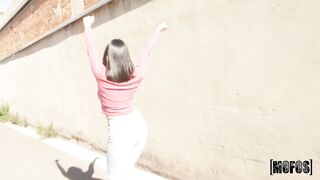 2022-10-13-8109091-valeria-needs-to-move_720