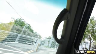 2023-07-12-9237651-sisi-rose-on-the-bus_720