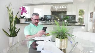 2025-09-29-282653-check-your-phone-282653-720