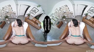 2024-10-17-251716-up-close-vr-with-charlotte-sins-251716-960