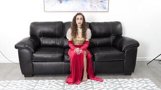 2025-01-25-277-scarlett-page-interviews-as-sexy-queen_720