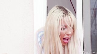 2023-08-25-209583-stuck-in-the-door-209583-540