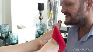 2020-02-03-167805-redhead-in-red-167805-540