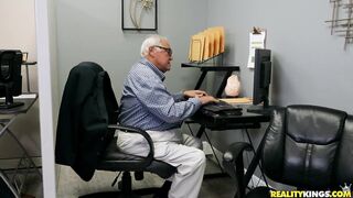 2019-08-24-4393453-office-princess_720