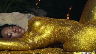 2019-05-17-4357358-glitter-tease_720