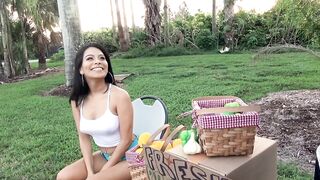 2018-12-12-4293251-selling-that-ass_720